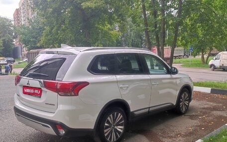 Mitsubishi Outlander III рестайлинг 3, 2019 год, 2 125 000 рублей, 8 фотография