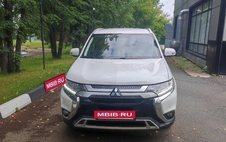 Mitsubishi Outlander III рестайлинг 3, 2019 год, 2 125 000 рублей, 9 фотография