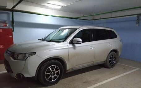 Mitsubishi Outlander III рестайлинг 3, 2014 год, 1 900 000 рублей, 3 фотография