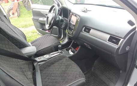 Mitsubishi Outlander III рестайлинг 3, 2014 год, 1 735 813 рублей, 13 фотография