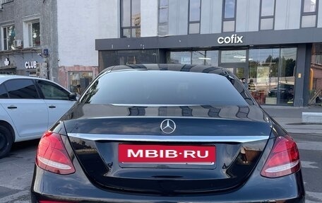 Mercedes-Benz E-Класс, 2019 год, 2 100 000 рублей, 3 фотография