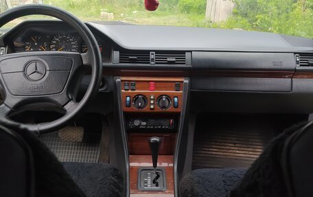 Mercedes-Benz E-Класс, 1993 год, 950 000 рублей, 3 фотография