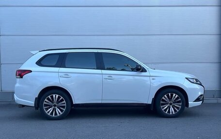 Mitsubishi Outlander III рестайлинг 3, 2021 год, 1 875 000 рублей, 7 фотография