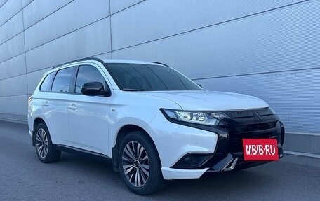 Mitsubishi Outlander III рестайлинг 3, 2021 год, 1 875 000 рублей, 8 фотография