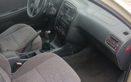 Toyota Avensis III рестайлинг, 2001 год, 300 000 рублей, 13 фотография