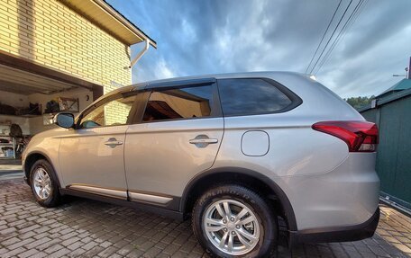 Mitsubishi Outlander III рестайлинг 3, 2020 год, 2 100 000 рублей, 2 фотография