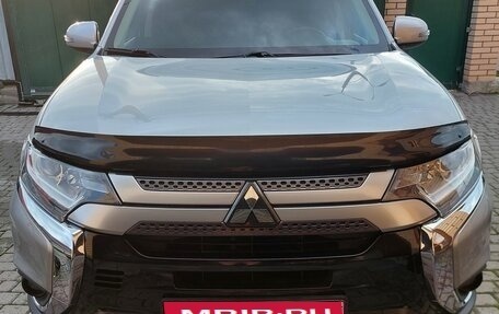 Mitsubishi Outlander III рестайлинг 3, 2020 год, 2 100 000 рублей, 3 фотография