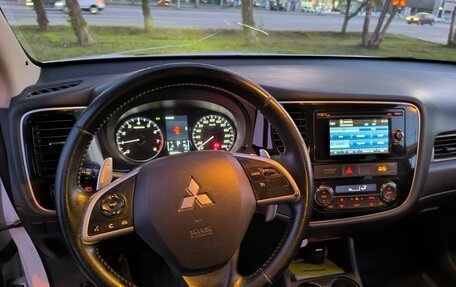 Mitsubishi Outlander III рестайлинг 3, 2013 год, 1 270 000 рублей, 10 фотография