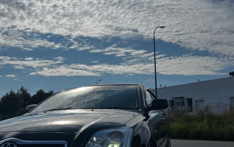 Toyota Avensis III рестайлинг, 2003 год, 650 000 рублей, 1 фотография