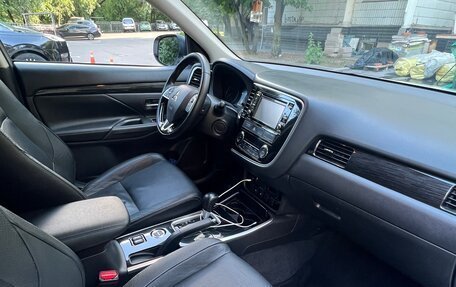 Mitsubishi Outlander III рестайлинг 3, 2017 год, 2 500 000 рублей, 2 фотография
