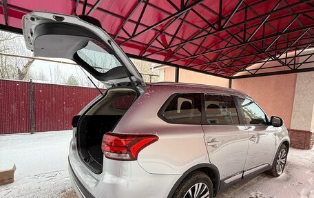 Mitsubishi Outlander III рестайлинг 3, 2019 год, 1 450 000 рублей, 13 фотография