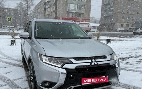 Mitsubishi Outlander III рестайлинг 3, 2019 год, 1 450 000 рублей, 14 фотография