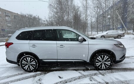 Mitsubishi Outlander III рестайлинг 3, 2019 год, 1 450 000 рублей, 16 фотография