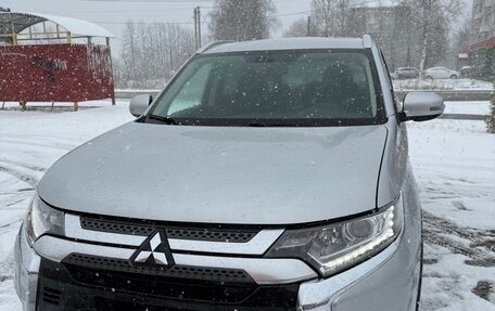 Mitsubishi Outlander III рестайлинг 3, 2019 год, 1 450 000 рублей, 19 фотография
