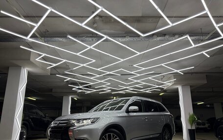 Mitsubishi Outlander III рестайлинг 3, 2017 год, 2 400 000 рублей, 3 фотография
