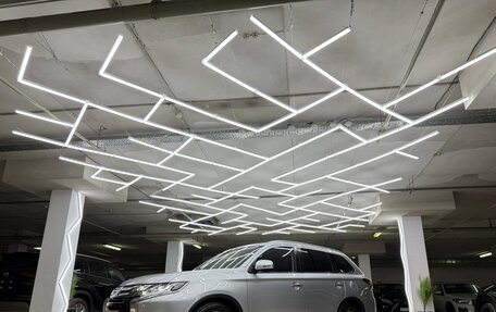 Mitsubishi Outlander III рестайлинг 3, 2017 год, 2 400 000 рублей, 13 фотография