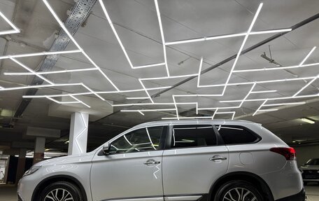 Mitsubishi Outlander III рестайлинг 3, 2017 год, 2 400 000 рублей, 12 фотография