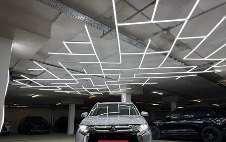 Mitsubishi Outlander III рестайлинг 3, 2017 год, 2 400 000 рублей, 6 фотография