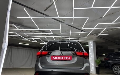 Mitsubishi Outlander III рестайлинг 3, 2017 год, 2 400 000 рублей, 10 фотография