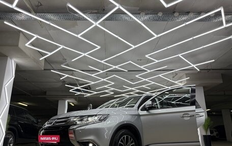 Mitsubishi Outlander III рестайлинг 3, 2017 год, 2 400 000 рублей, 15 фотография