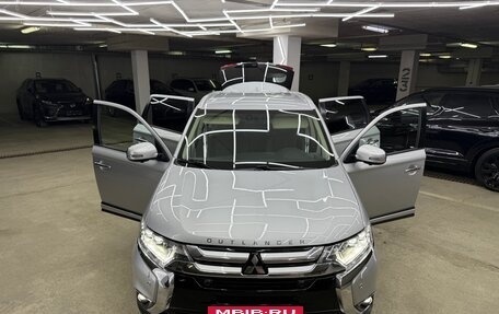 Mitsubishi Outlander III рестайлинг 3, 2017 год, 2 400 000 рублей, 14 фотография