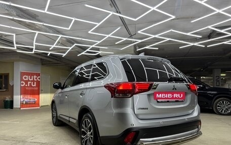 Mitsubishi Outlander III рестайлинг 3, 2017 год, 2 400 000 рублей, 11 фотография