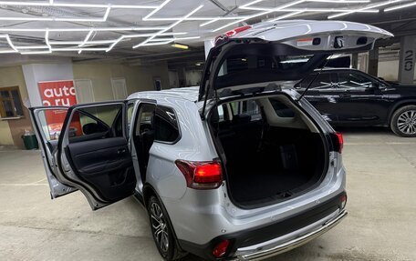Mitsubishi Outlander III рестайлинг 3, 2017 год, 2 400 000 рублей, 17 фотография