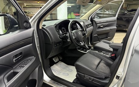Mitsubishi Outlander III рестайлинг 3, 2017 год, 2 400 000 рублей, 18 фотография