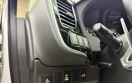 Mitsubishi Outlander III рестайлинг 3, 2017 год, 2 400 000 рублей, 22 фотография
