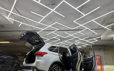Mitsubishi Outlander III рестайлинг 3, 2017 год, 2 400 000 рублей, 16 фотография