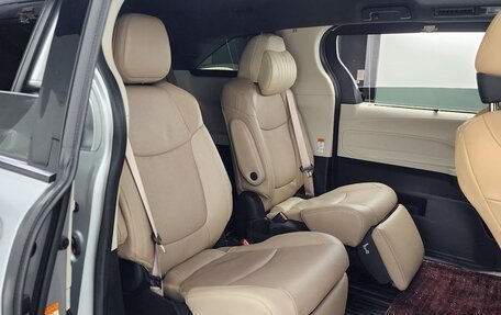 Toyota Sienna, 2022 год, 3 900 111 рублей, 8 фотография