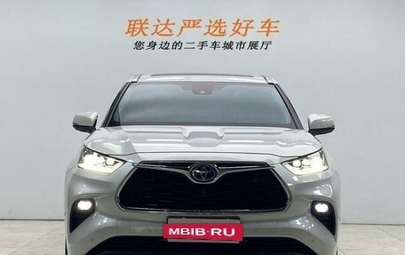 Toyota Highlander, 2022 год, 3 090 000 рублей, 2 фотография