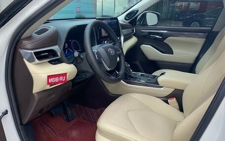Toyota Highlander, 2022 год, 3 090 000 рублей, 12 фотография