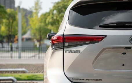 Toyota Highlander, 2022 год, 3 120 000 рублей, 5 фотография