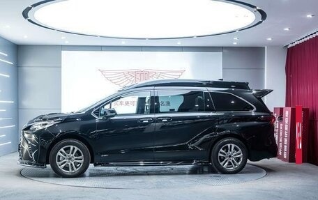 Toyota Sienna, 2024 год, 5 600 000 рублей, 9 фотография
