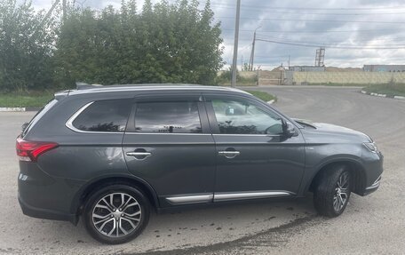 Mitsubishi Outlander III рестайлинг 3, 2018 год, 2 650 000 рублей, 4 фотография