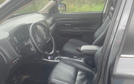 Mitsubishi Outlander III рестайлинг 3, 2018 год, 2 650 000 рублей, 10 фотография