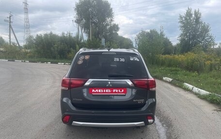 Mitsubishi Outlander III рестайлинг 3, 2018 год, 2 650 000 рублей, 5 фотография