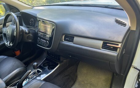 Mitsubishi Outlander III рестайлинг 3, 2018 год, 2 100 000 рублей, 10 фотография