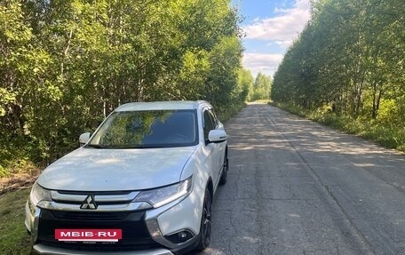 Mitsubishi Outlander III рестайлинг 3, 2018 год, 2 100 000 рублей, 2 фотография