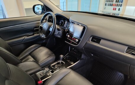 Mitsubishi Outlander III рестайлинг 3, 2021 год, 2 500 000 рублей, 5 фотография
