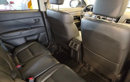 Mitsubishi Outlander III рестайлинг 3, 2021 год, 2 500 000 рублей, 6 фотография