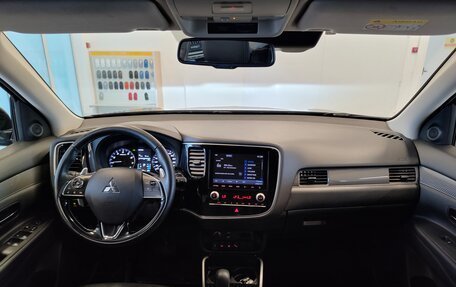 Mitsubishi Outlander III рестайлинг 3, 2021 год, 2 500 000 рублей, 7 фотография