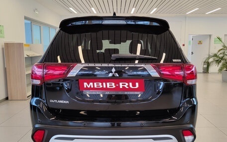 Mitsubishi Outlander III рестайлинг 3, 2021 год, 2 500 000 рублей, 4 фотография