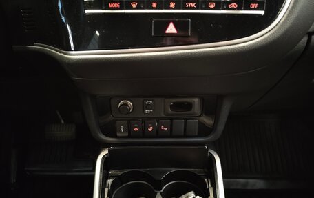 Mitsubishi Outlander III рестайлинг 3, 2021 год, 2 500 000 рублей, 10 фотография