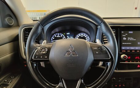 Mitsubishi Outlander III рестайлинг 3, 2021 год, 2 500 000 рублей, 15 фотография