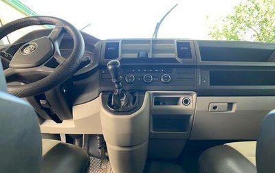 Volkswagen Caravelle T6 рестайлинг, 2015 год, 2 490 000 рублей, 1 фотография