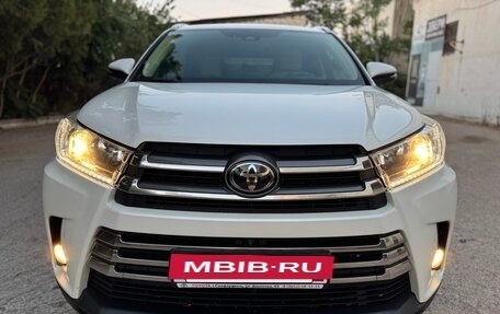 Toyota Highlander III, 2019 год, 3 999 999 рублей, 2 фотография