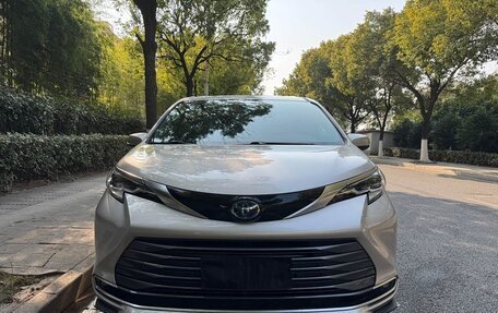 Toyota Sienna, 2022 год, 4 100 000 рублей, 2 фотография