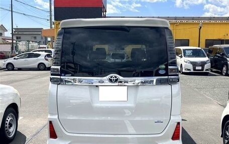 Toyota Voxy III, 2021 год, 2 000 000 рублей, 5 фотография